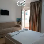 Beachfront 4 By Office Apartment